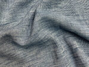 Melírozott világoskék lenhatású poliészter nyári ruhaanyag