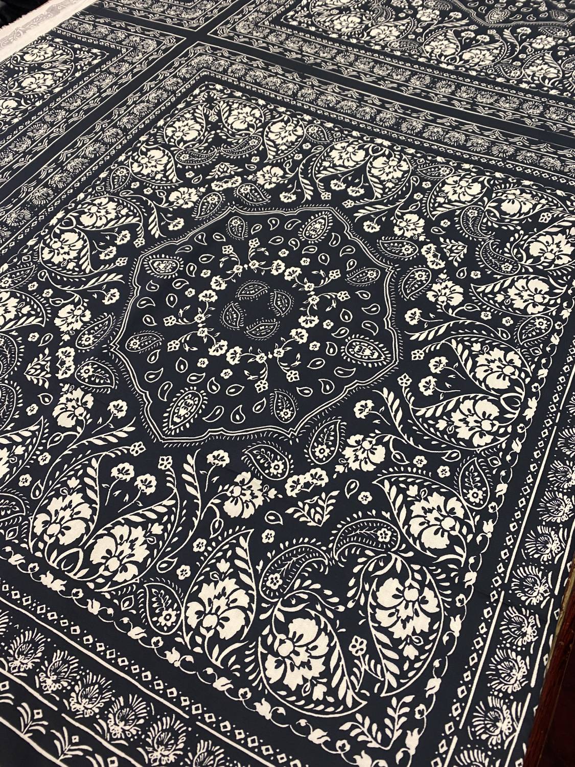 Fekete-fehér keretes paisley mintás viszkóz flokon - Image 2