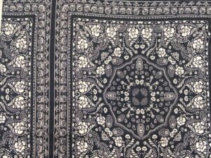 Fekete-fehér keretes paisley mintás viszkóz flokon