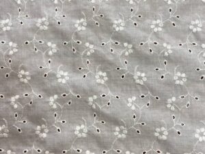 Ekrü virágos pamut madeira – finom lyukhímzéses nyári pamut anyag