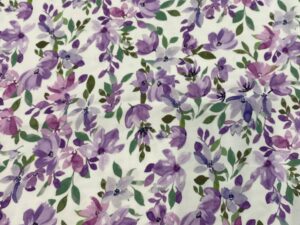 Fehér alapon lila virágmintás viszkóz flokon