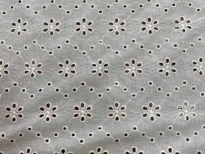 Ekrü geometrikus virágmintás pamut madeira – lyukhímzéses pamut anyag