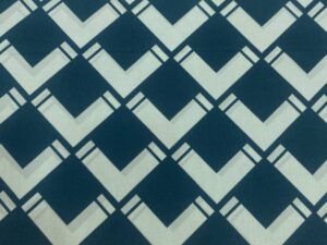 Petrolkék geometrikus mintás elasztikus olasz hernyóselyem