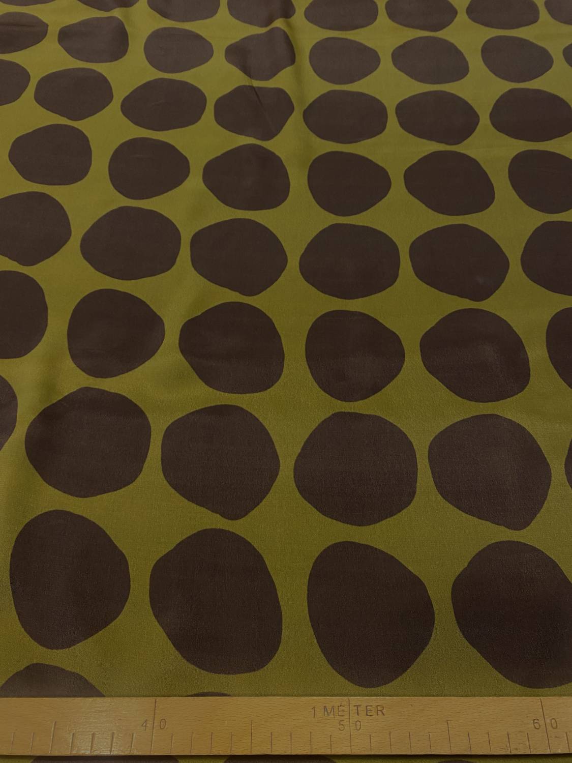 Olívazöld, modern barna pöttyös elasztikus olasz hernyóselyem