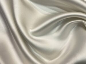Elefántcsont hernyóselyem–pamut szatén – prémium fényű luxus szövet
