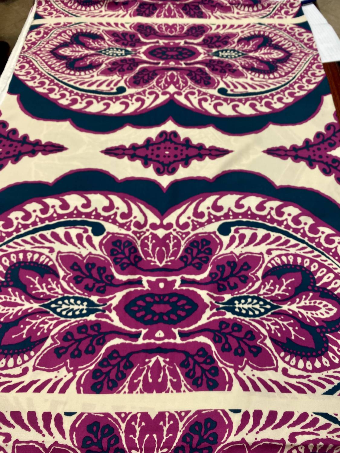 Mandala jellegű, bordó mintás viszkóz flokon