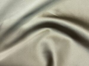 Pezsgő–világos olívás fényű elasztikus szatén