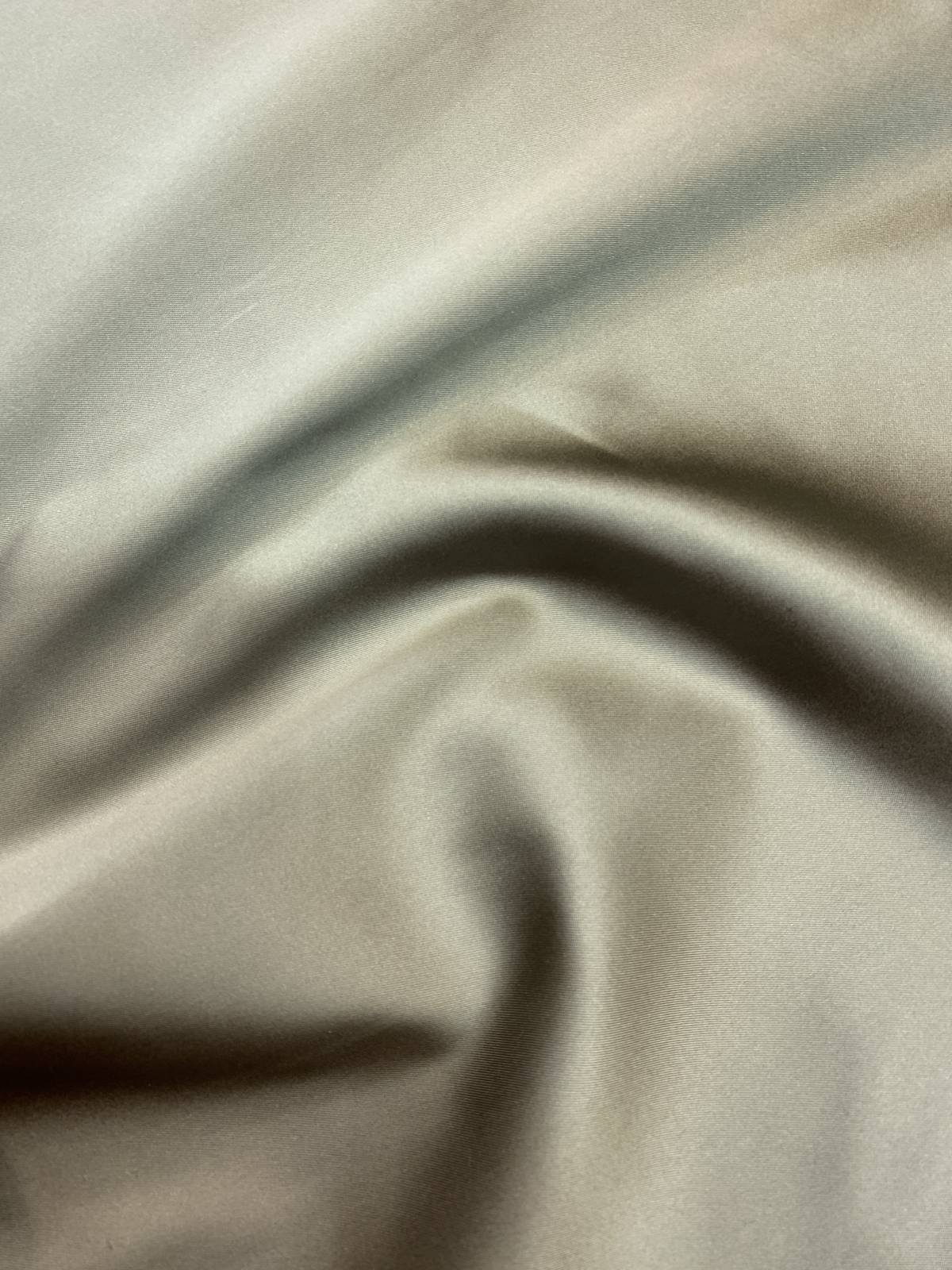 Pezsgő–világos olívás fényű elasztikus szatén