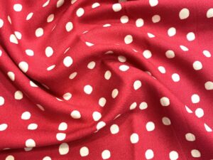 Málnapiros alapon fehér pöttyös olasz viszkóz flokon