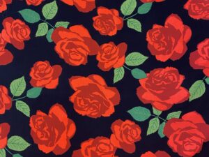 Fekete alapon élénkpiros rózsamintás viszkóz flokon