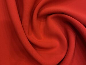 Karakteres, élénk piros poliészter zsorzsett