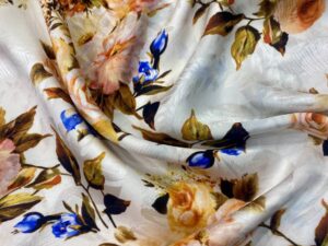 Olasz hernyóselyem – romantikus rózsacsokor mintával