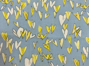 Kék-sárga szívecskés viszkóz flokon – játékos, modern olasz design