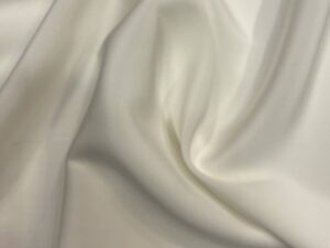 Prémium törtfehér elasztikus hernyóselyem muszlin zsorzsett