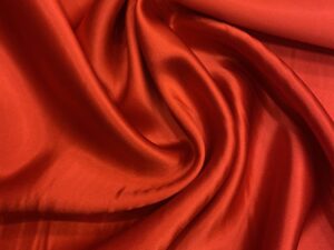 Skarlátpiros elasztikus olasz hernyóselyem szatén – luxus fényű, lágy esésű couture selyem