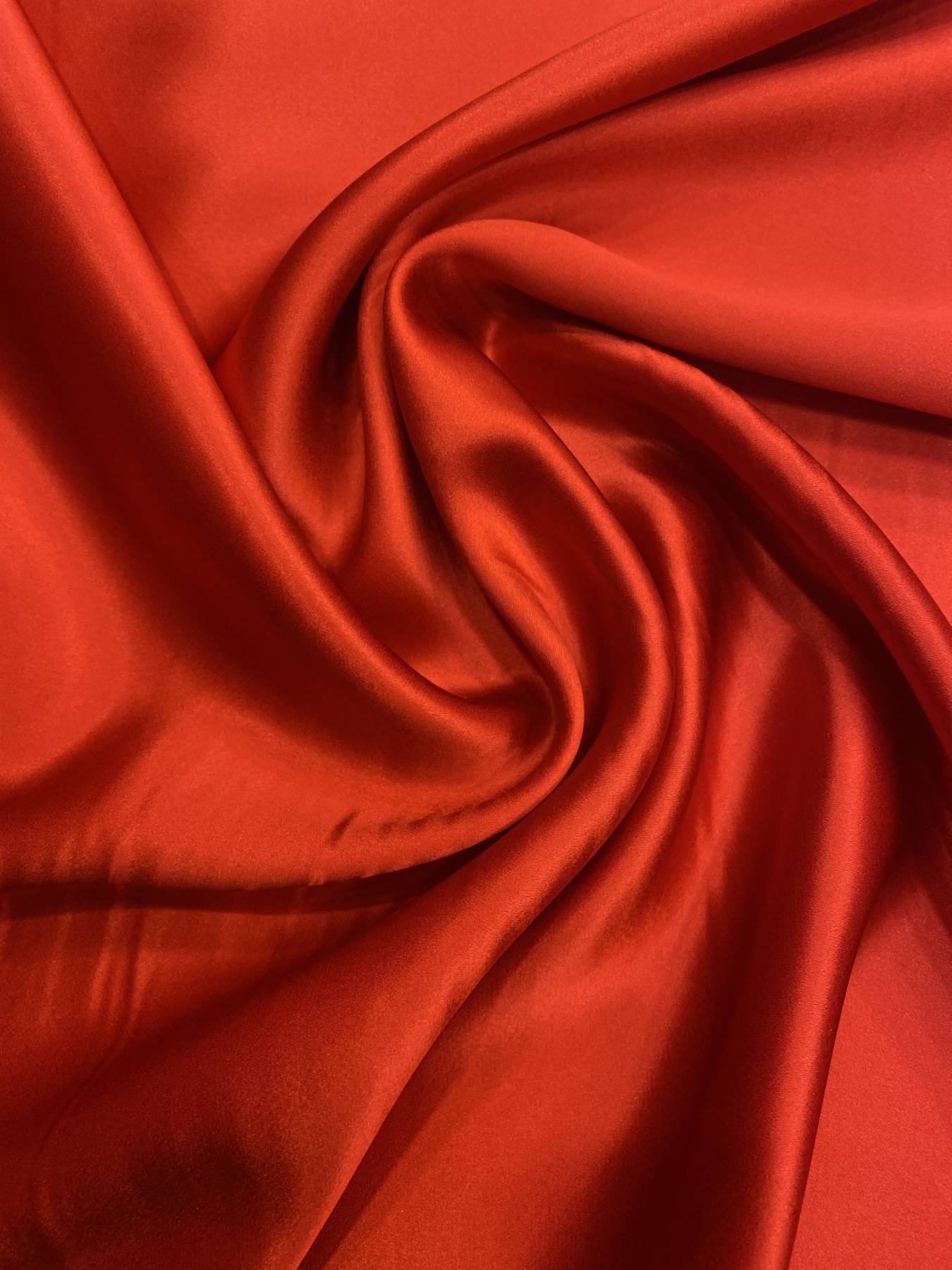 Skarlátpiros elasztikus olasz hernyóselyem szatén – luxus fényű, lágy esésű couture selyem