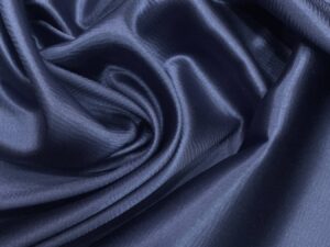 Mélykék elasztikus olasz hernyóselyem szatén – elegáns fényű, prémium ruhaanyag