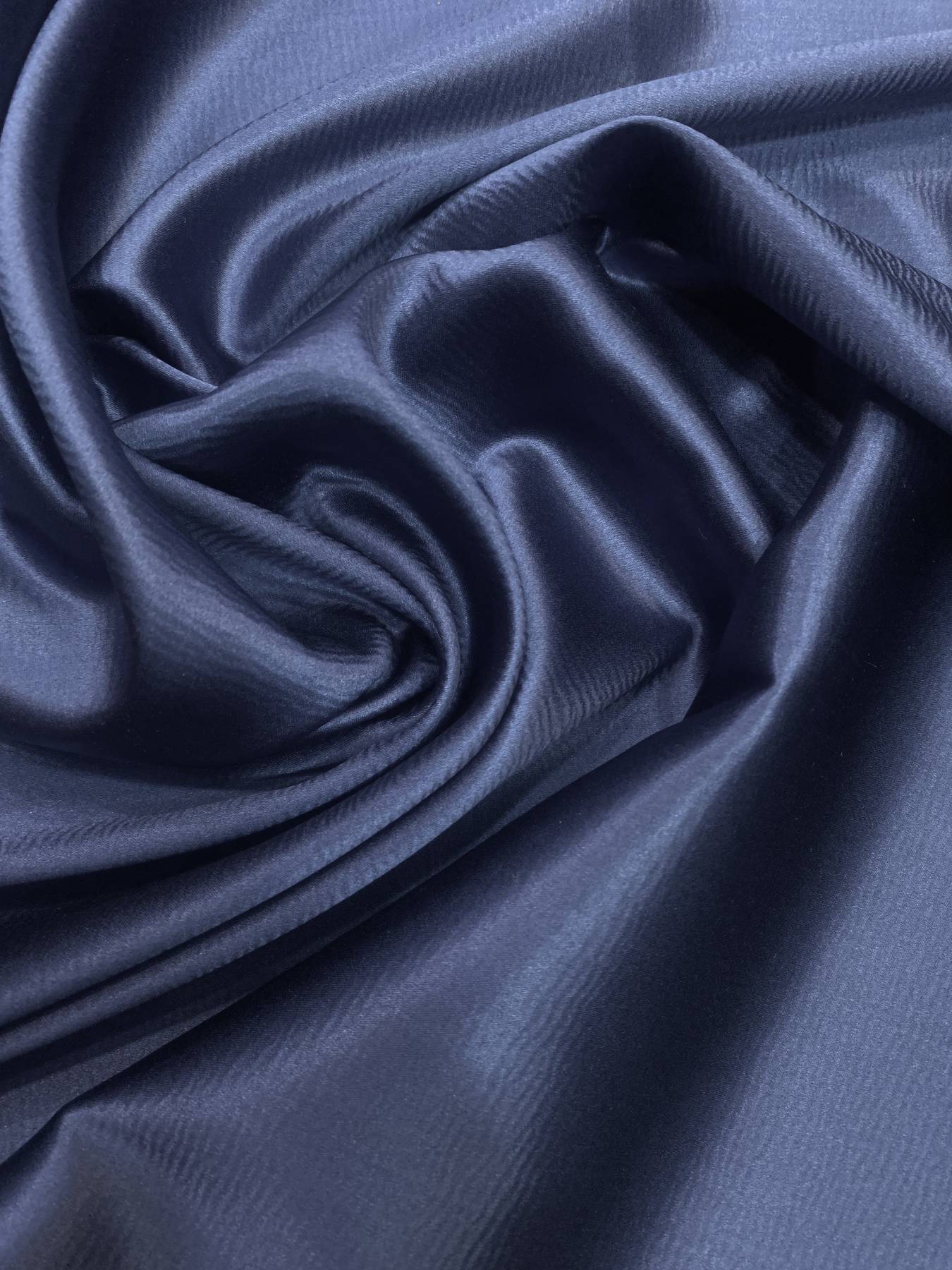 Mélykék elasztikus olasz hernyóselyem szatén – elegáns fényű, prémium ruhaanyag