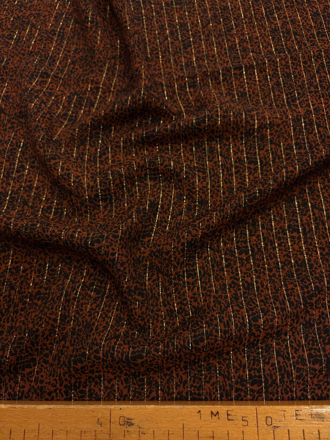 Barna-fekete állatmintás viszkóz, arany csíkokkal