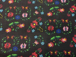 Fekete alapon magyaros virágmintás pamut karton