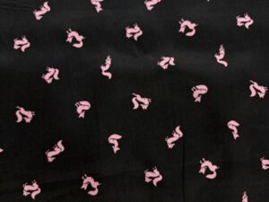 Fekete alapon rózsaszín róka figurás viszkóz