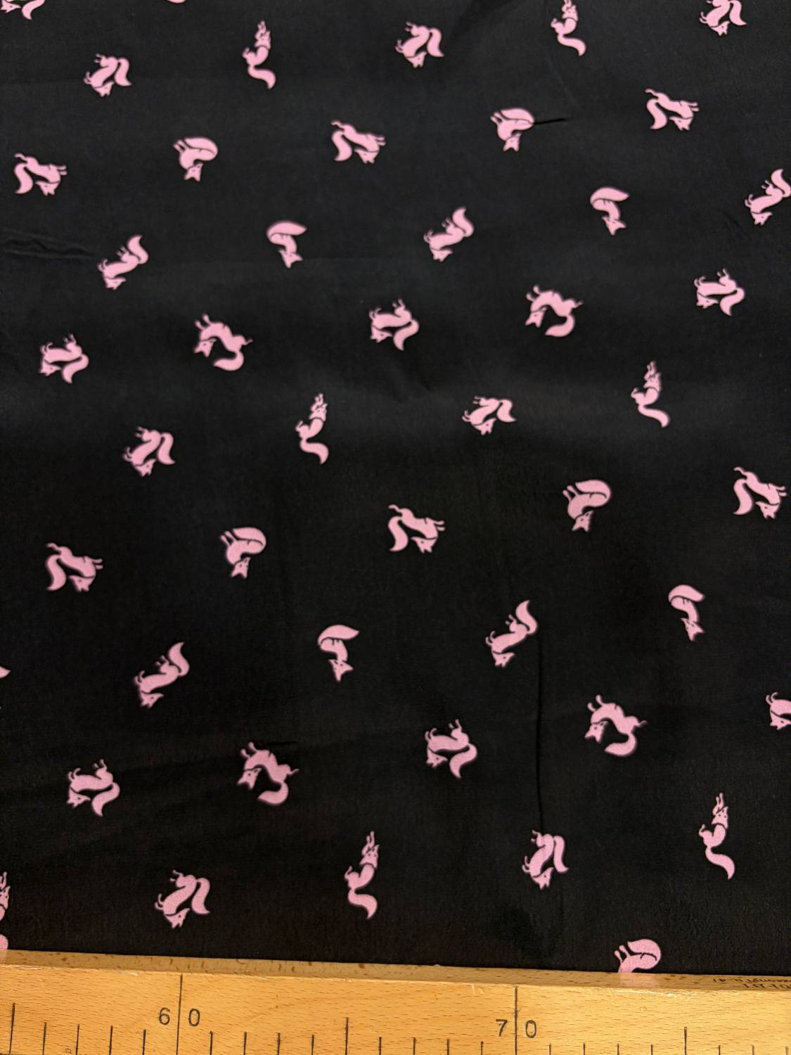 Fekete alapon rózsaszín róka figurás viszkóz