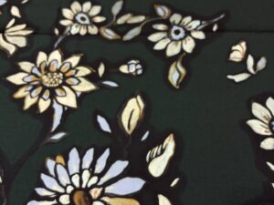 Mélyzöld alapon krém virágmintás viszkóz flokon