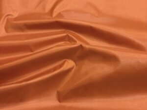 Vékony narancsszínű nejlon – könnyű szélfogó anyag
