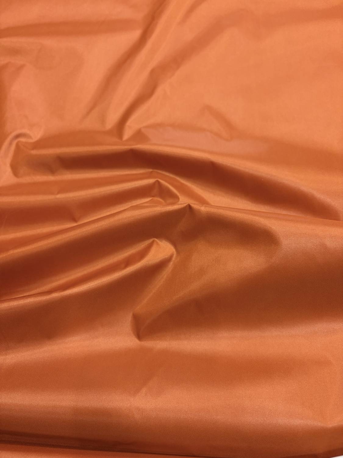 Vékony narancsszínű nejlon – könnyű szélfogó anyag