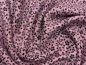 Olasz ornamentális viszkóz – púderrózsaszín alapon