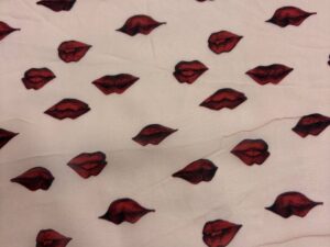 Piros ajakmintás olasz viszkóz muszlin