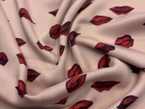 Olasz ornamentális viszkóz – púderrózsaszín alapon