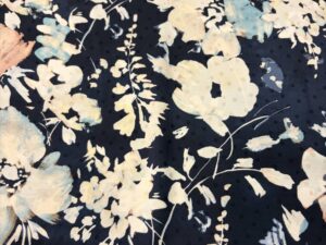 Sötétkék alapon  virágmintás viszkóz flokon