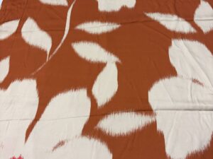 Terrakotta alapon nagyméretű virágmintás viszkóz flokon