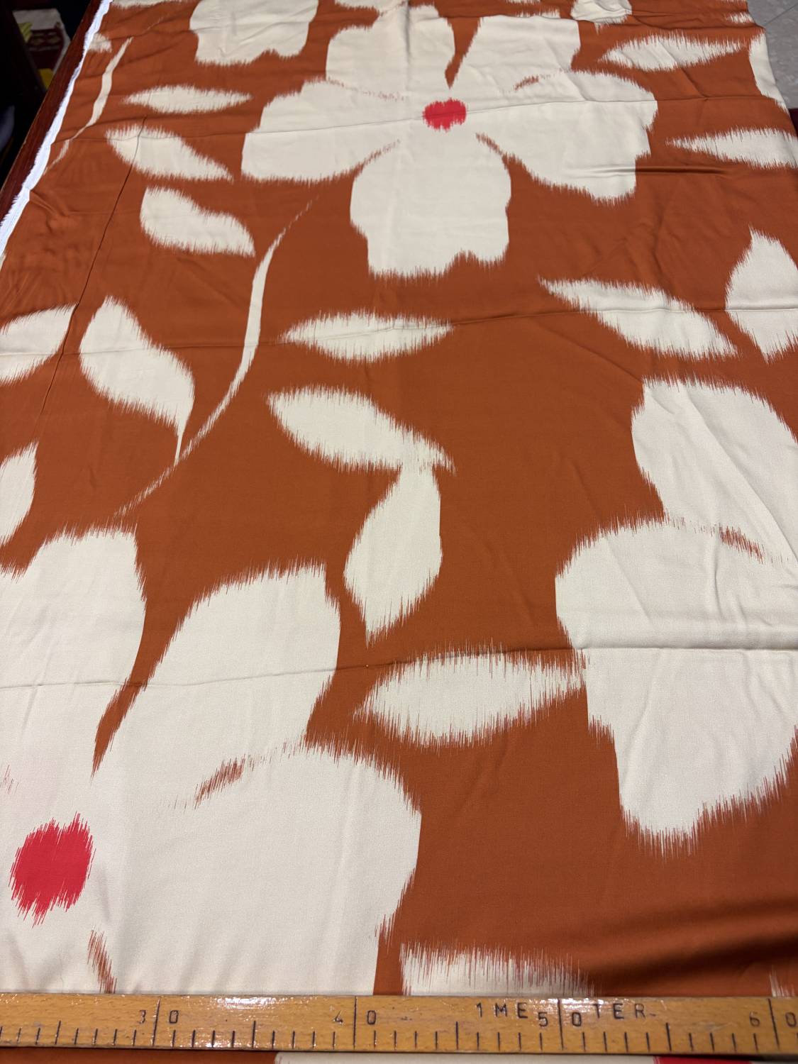 Terrakotta alapon nagyméretű virágmintás viszkóz flokon