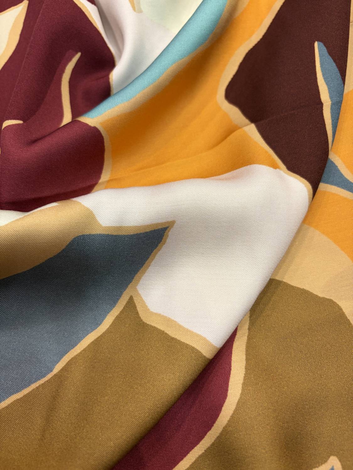 Absztrakt multikolor viszkóz flokon modern levélmintával