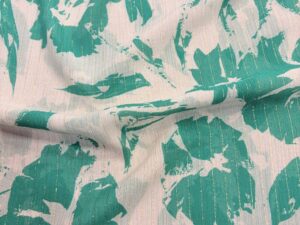 Türkiz-fehér absztrakt mintás viszkóz arany csíkkal