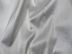 Törtfehér hernyóselyem shantung – 100% selyem
