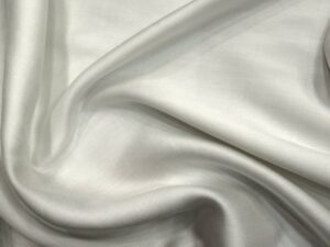 Törtfehér pamut-selyem sifon –  enyhén áttetsző  ruhaanyag